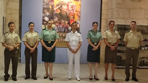 Mujeres de Uniforme — imagen 90