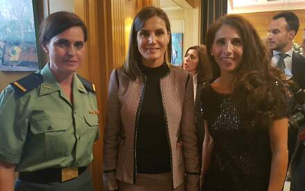 La reina Letizia con las comisarias de la Exposición Mujer y Guardia Civil